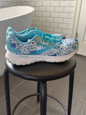 Brooks healthcare hero Lace-Up Sneakers in Teal and White